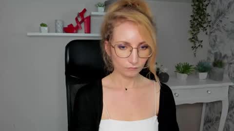 Snapshot of cinderellamoon chatting on 11, 3, 2026 Cinderella online show from 11, 3, 2026