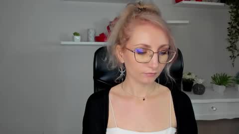 Snapshot of cinderellamoon chatting on 12, 3, 2026 Cinderella online show from 12, 3, 2026