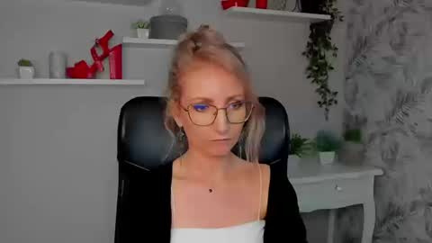 Snapshot of cinderellamoon chatting on 13, 3, 2026 Cinderella online show from 13, 3, 2026