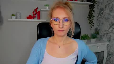 Snapshot of cinderellamoon chatting on 19, 3, 2026 Cinderella online show from 19, 3, 2026