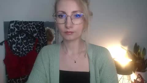 Snapshot of cinderellamoon chatting on 3, 4, 2026 Cinderella online show from 3, 4, 2026