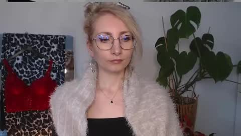 Snapshot of cinderellamoon chatting on 9, 4, 2026 Cinderella online show from 9, 4, 2026