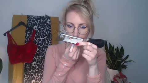 Snapshot of cinderellamoon chatting on 14, 4, 2026 Cinderella online show from 14, 4, 2026