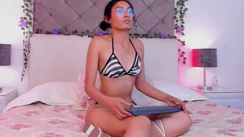 Snapshot of cinna_roux_ chatting on 10, 9, 2025 Karla online show from 10, 9, 2025