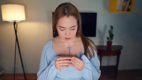 Hi everybody Im Lily Today is my first day here Lets get acquainted online show from 16, 12, 2024