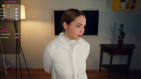 Hi everybody Im Lily Today is my first day here Lets get acquainted online show from 18, 12, 2024