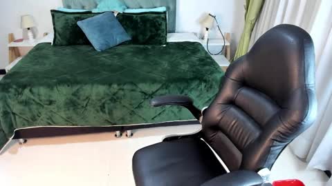 Snapshot of clown_face chatting on 18, 2, 2025 emely dolce online show from 18, 2, 2025