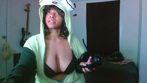 Snapshot of cnc_cutiexx chatting on 20, 10, 2025 Sweet baby online show from 20, 10, 2025