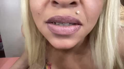 Snapshot of cocanutt_ chatting on 12, 1, 2026 CocaNutt online show from 12, 1, 2026