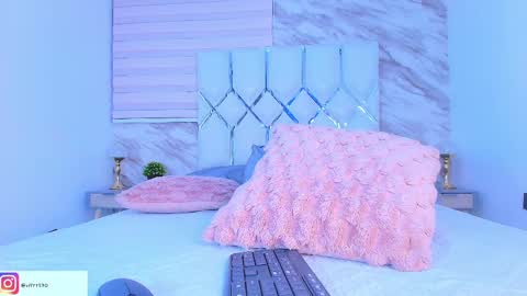 Snapshot of colett_hall chatting on 17, 4, 2026 colett online show from 17, 4, 2026