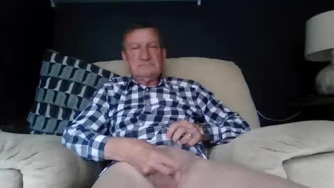 Snapshot of colinbeech chatting on 13, 5, 2026 colinbeech online show from 13, 5, 2026