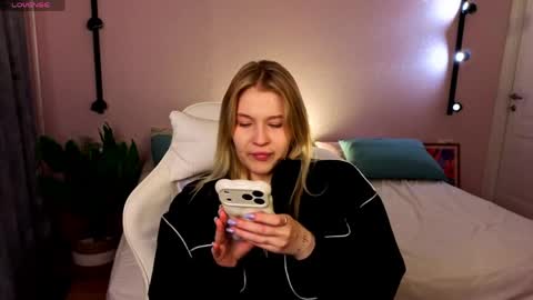 Snapshot of colleen_blake chatting on 12, 4, 2026 Collen Mon Tue Wed Thu Fri GMT 3 0300am - 0900am online show from 12, 4, 2026