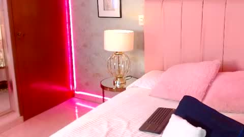 Gia Colins online show from 1, 7, 2026