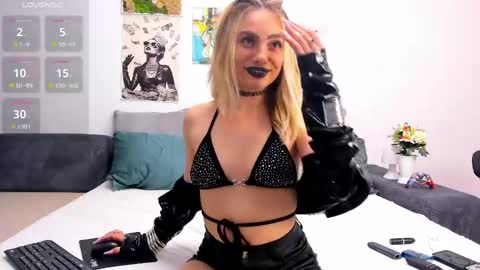 Snapshot of confidentmistress chatting on 28, 5, 2026 GoddessA online show from 28, 5, 2026