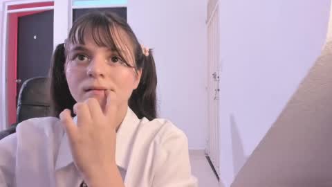 Snapshot of coralinexxx07 chatting on 16, 4, 2026 Coraline uwu Bienvenidos al dulce mundo de Coraline Hola amores soy Coraline Una chica tierna juguetona online show from 16, 4, 2026