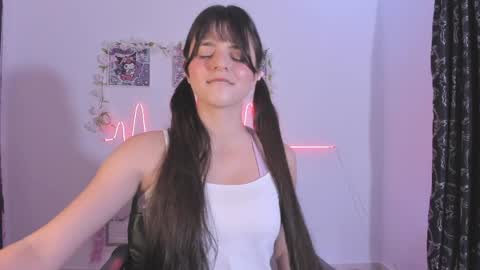 Snapshot of coralinexxx07 chatting on 25, 4, 2026 Coraline uwu Bienvenidos al dulce mundo de Coraline Hola amores soy Coraline Una chica tierna juguetona online show from 25, 4, 2026