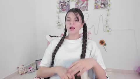 Snapshot of coralinexxx07 chatting on 14, 7, 2026 Coraline uwu Bienvenidos al dulce mundo de Coraline Hola amores soy Coraline Una chica tierna juguetona online show from 14, 7, 2026