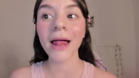 Snapshot of coralinexxx07 chatting on 28, 7, 2026 Coraline uwu Bienvenidos al dulce mundo de Coraline Hola amores soy Coraline Una chica tierna juguetona online show from 28, 7, 2026