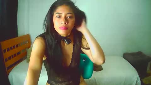 Snapshot of coupleeswetthott chatting on 5, 11, 2025 coupleeswetthott online show from 5, 11, 2025