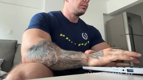 Snapshot of couplemuscle40 chatting on 1, 10, 2025 couplemuscle40 online show from 1, 10, 2025