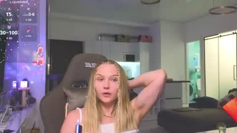 Snapshot of cravelucy chatting on 22, 7, 2026 lucy online show from 22, 7, 2026