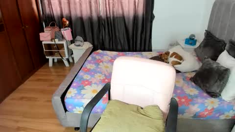 Snapshot of crazygirlsweet chatting on 4, 6, 2026 LAURA online show from 4, 6, 2026