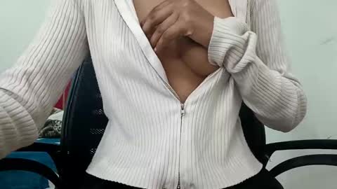 Snapshot of crezy_girl_0143 chatting on 3, 11, 2025 crezy_girl_0143 online show from 3, 11, 2025