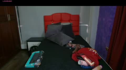 Snapshot of cristalmillf chatting on 3, 3, 2025 CRISTAL MILF online show from 3, 3, 2025
