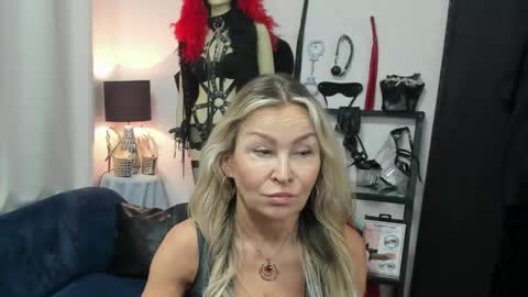 Snapshot of crystalxohotty chatting on 18, 5, 2026 CrystalHotty online show from 18, 5, 2026