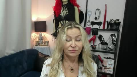 Snapshot of crystalxohotty chatting on 8, 6, 2026 CrystalHotty online show from 8, 6, 2026