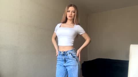 Snapshot of crystarouillard chatting on 6, 4, 2026 Jesi online show from 6, 4, 2026