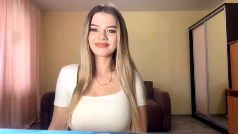 Snapshot of crystarouillard chatting on 19, 4, 2026 Jesi online show from 19, 4, 2026