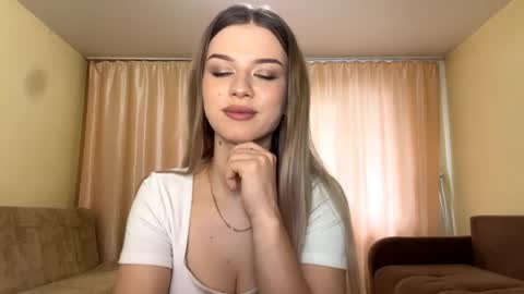 Snapshot of crystarouillard chatting on 29, 4, 2026 Jesi online show from 29, 4, 2026