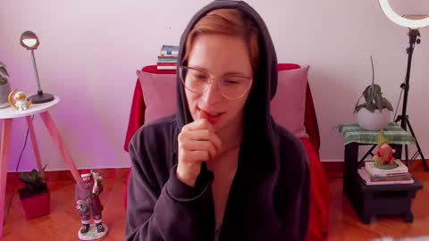 Snapshot of cuddlingbunnny chatting on 24, 12, 2024 Leonela online show from 24, 12, 2024