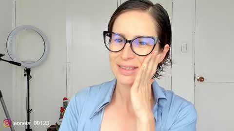 Snapshot of cuddlingbunnny chatting on 17, 12, 2025 Leonela online show from 17, 12, 2025