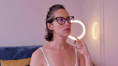 Snapshot of cuddlingbunnny chatting on 27, 3, 2026 Leonela online show from 27, 3, 2026