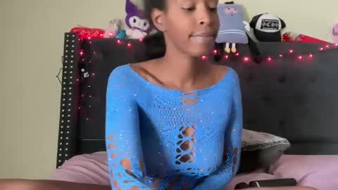 Snapshot of cum2charmxx chatting on 4, 10, 2025 cum2charmxx online show from 4, 10, 2025