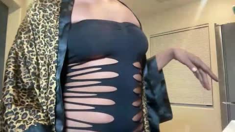 Snapshot of cum2charmxx chatting on 21, 10, 2025 cum2charmxx online show from 21, 10, 2025