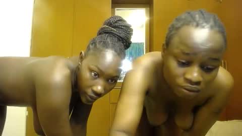 Snapshot of cum_bhaddie chatting on 17, 10, 2025 Cammy online show from 17, 10, 2025