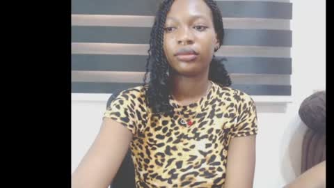 Snapshot of cumebony_petit chatting on 16, 5, 2026 cumebony_petit online show from 16, 5, 2026