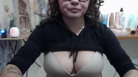 Snapshot of curly_greeneyed chatting on 12, 4, 2026 Vannesa online show from 12, 4, 2026