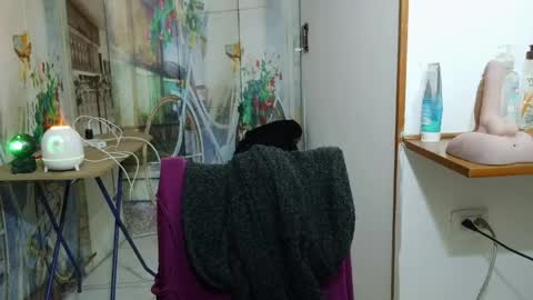 Snapshot of curly_greeneyed chatting on 22, 4, 2026 Vannesa online show from 22, 4, 2026