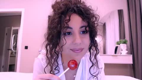 curly_jade_ online show from 15, 4, 2026