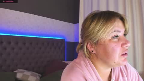 Snapshot of curlydreams chatting on 3, 11, 2025 CurlyDreams online show from 3, 11, 2025