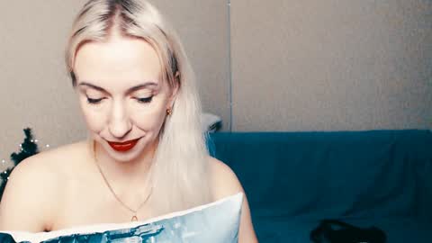 cute_smile_shy online show from 8, 1, 2025