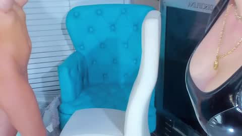 Snapshot of cuteanddesesperate chatting on 5, 2, 2025 WANNA SEE MORE OF TWINS online show from 5, 2, 2025