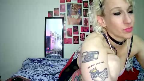 Snapshot of cutefemme chatting on 7, 4, 2026 Bella online show from 7, 4, 2026