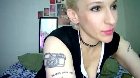 Snapshot of cutefemme chatting on 24, 4, 2026 Bella online show from 24, 4, 2026