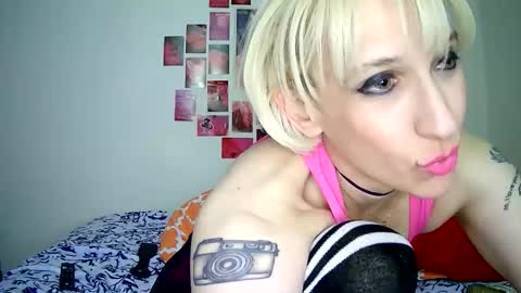 Snapshot of cutefemme chatting on 7, 5, 2026 Bella online show from 7, 5, 2026