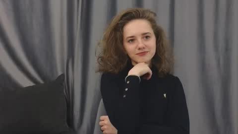 Snapshot of cutelunette chatting on 15, 12, 2025 Ellen online show from 15, 12, 2025